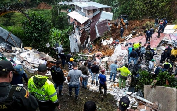Los Organismos ode socorro y los propios vecinos del barrio Los Andes, en Marquetalia, Caldas, se encargaron de remover escombros y buscar sobrevivientos tras el deslizamiento. FOTO AFP