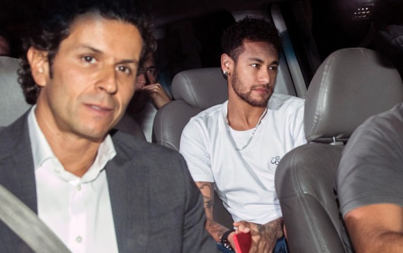 Neymar llegó en la noche del viernes al hospital Mater Dei de Belo Horizonte acompañado de su mamá y médico de la Selección brasileña, Rodrigo Lasmar. FOTO AFP