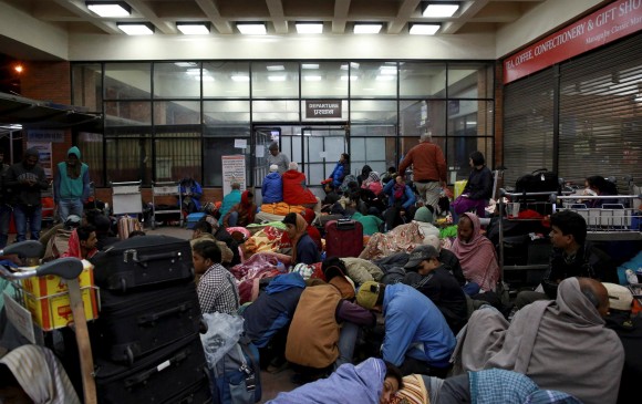El aeropuerto de Katmandú permanece lleno de personas que intentan salir del país. FOTO REUTERS