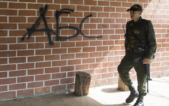 Desde junio hay crisis de seguridad en Altavista, por el choque de combos asociados a “los Urabeños” con facciones locales. Aquí, un grafiti en el barrio Nuevo Amanecer. FOTOs jaime pérez y archivo