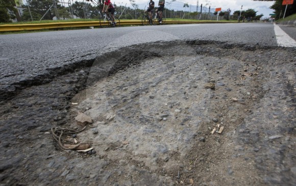 Este peligroso hueco está en la avenida Regional, calzada izquierda, a altura de Bancolombia.