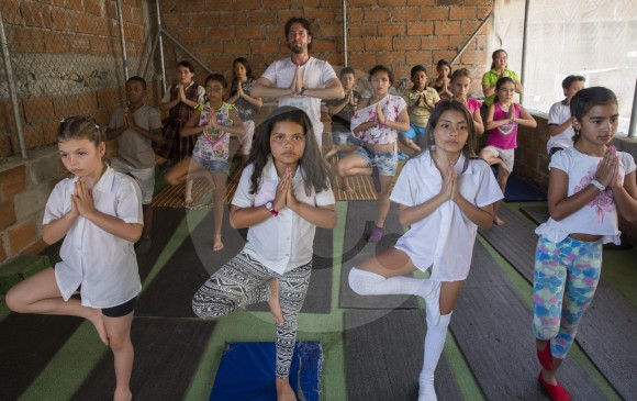 Alberto desea expandir su enseñanza del yoga a otros lugares. En la imagen se encuentran durante una clase en la Fundación Poder Joven ubicada en Manrique. FOTO edwin bustamante 