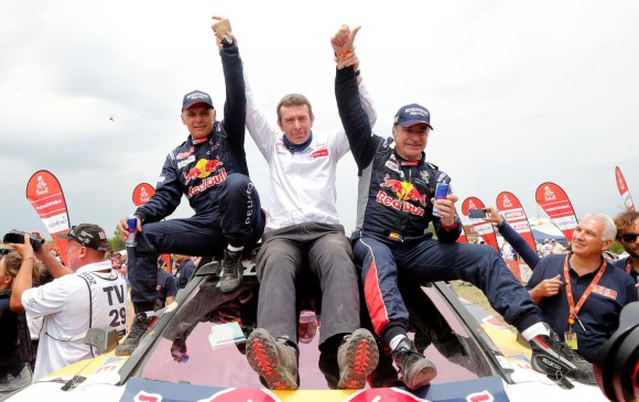 Carlos Sainz celebra con su copiloto Lucas Cruz. FOTO REUTERS