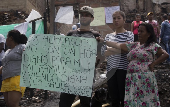 Con pancartas y un megáfono, habitantes de Moravia, nororiente de Medellín, reclaman viviendas dignas. Algunos damnificados duermen en cambuches debajo del puente. FOTOS DONALDO ZULUAGA