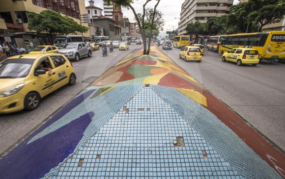 Las pirámides, que desde 2007 ocupan el separador central, serán reemplazadas por variados árboles. FOTO JUAN ANTONIO SÁNCHEZ