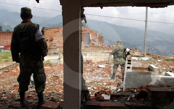 En el año 2002 se dieron 19 operaciones militares en la Comuna 13. La última fue Orión y duró dos días. Con ellas buscaban recuperar el territorio “sitiado” por guerrilleros. FOTO Manuel Saldarriaga
