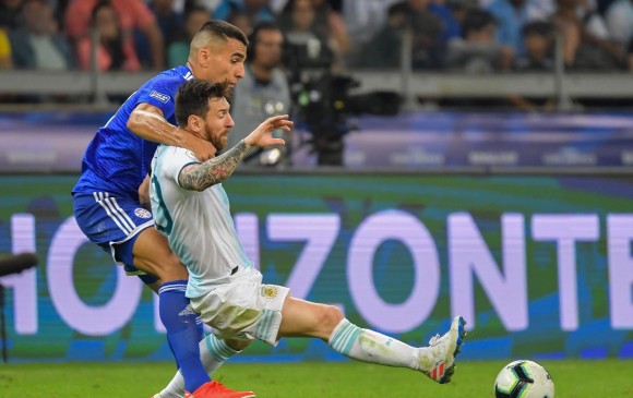 El argentino Lionel Messi volvió a ser víctima de férreas marcas durante el partido, pero pese a la presión fue de los hombres más influyentes en el juego de su selección. FOTO afp