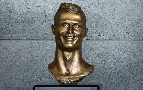 El busto de Cristiano Ronaldo está ubicado en el aeropuerto de Madeira que fue rebautizado con su nombre. FOTO AFP