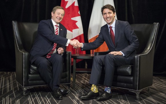 El primer ministro de Canadá Justin Trudeau lució medias de Star Wars en reunión con el exprimer ministro irlandés, Enda Kenny. FOTO ap