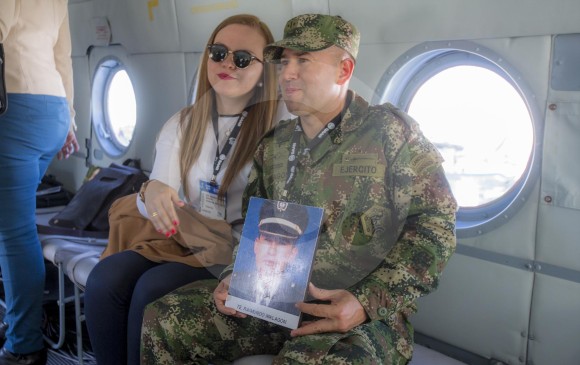Malagón y su esposa en la aeronave. FOTOS Juan Antonio Sánchez