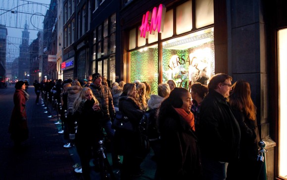 Decenas de compradores se encontraron en la apertura de una tienda de H&M en Amsterdam, Holanda, durante el lanzamiento de una colección de Versace. FOTOS EFE SERVICIOS