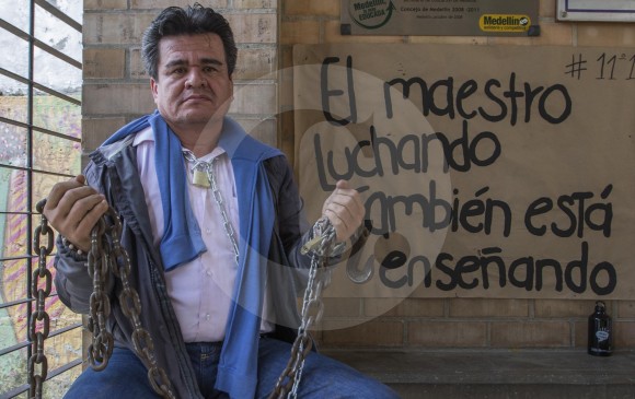 Profesor protesta encadenado en la Institucion Educativa Jorge Robledo por los malos salarios. FOTO ROBINSON SÁENZ