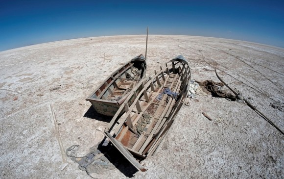 El calentamiento global está transformando los paisajes como el lago Poopó, en Bolivia, hoy seco. FOTO Reuters