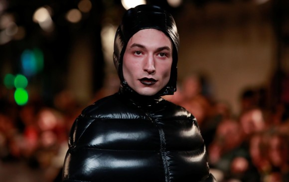 El actor Ezra Miller con un traje de Pierpaolo Piccioli. FOTO Reuters