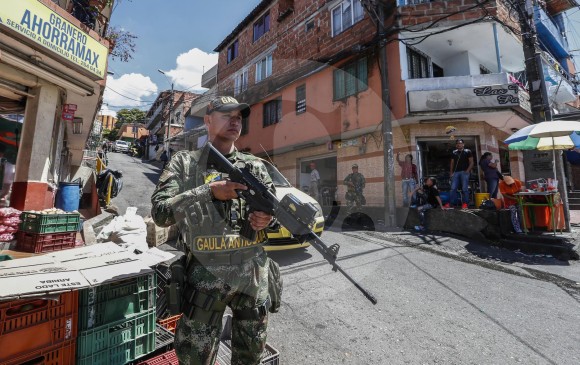 Al igual que sucedió en San Javier, las autoridades aumentaron el pie de fuerza en Robledo Aures. FOTO RóBINSON SÁENZ