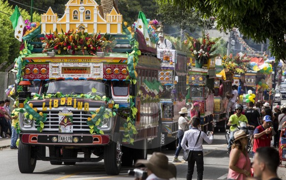 El Desfile de chivas y flores busca promover las chivas como patrimonio cultural de Colombia.