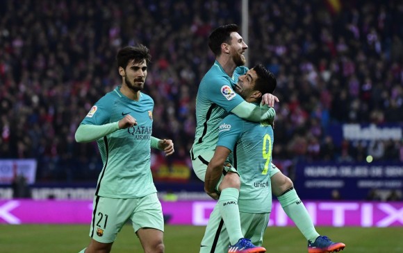Lionel Messi y Luis Suárez, los verdugos del club colchonero, celebran uno de sus goles en el duelo de ayer. FOTo afp