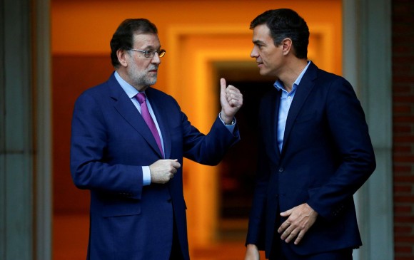 El líder del Psoe, Pedro Sánchez (derecha), tiene la oportunidad de desgastar desde la oposición al Partido Popular de Rajoy, pero según expertos no necesita para ello la moción. FOTO reuters