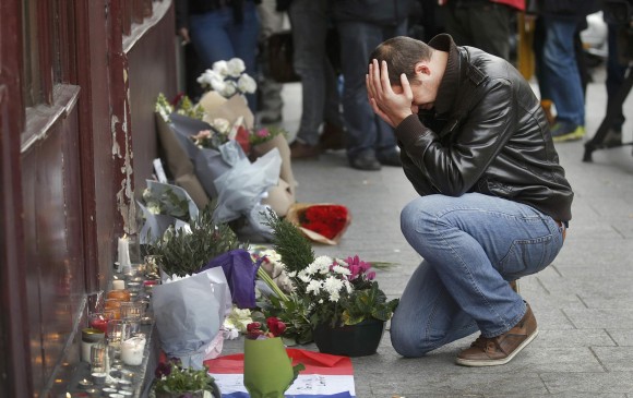 Estado Islámico se adjudicó los ataques de París. Como medida de choque, el presidente Hollande cerró fronteras. FOTO reuters