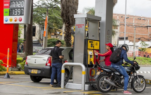 El precio sugerido para Medellín en febrero para el galón de gasolina corriente es de 8.985 pesos y el de Acpm en 8.375 pesos.