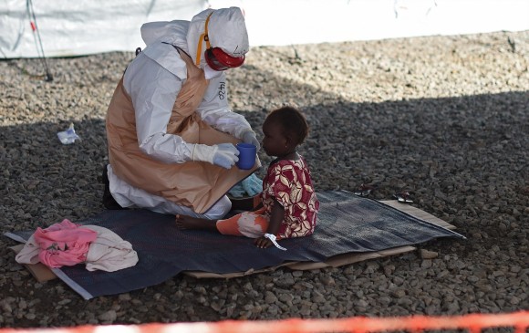 Los análisis de detección de ébola se realizan principalmente en laboratorios. FOTO AFP