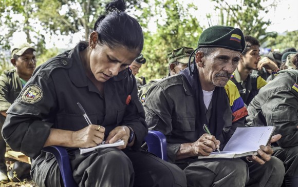 Guerrilleros reciben instrucciones en sus campamentos del sur del país. Foto AFP