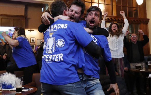 Los seguidores del Leicester celebran su título en la Premier por primera vez. FOTOS AP
