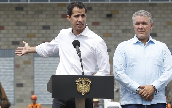 Juan Guaidó y el presidente Iván Duque, el 23 de febrero del año pasado, cuando se intentó cruzar con ayuda humanitaria de Colombia hacia Venezuela. FOTO Manuel Saldarriaga