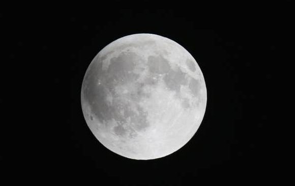 Según los expertos, la luna se ha teñido de azul en muy raras ocasiones. FOTO AFP