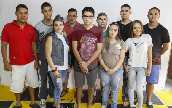 La mayoría de los actores son estudiantes entre los 16 y 25 años de edad.