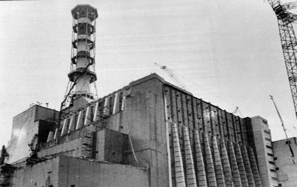 Este es el sarcófago que cubre el reactor 4 de la central nuclear de Chernóbil. FOTO: REUTERS