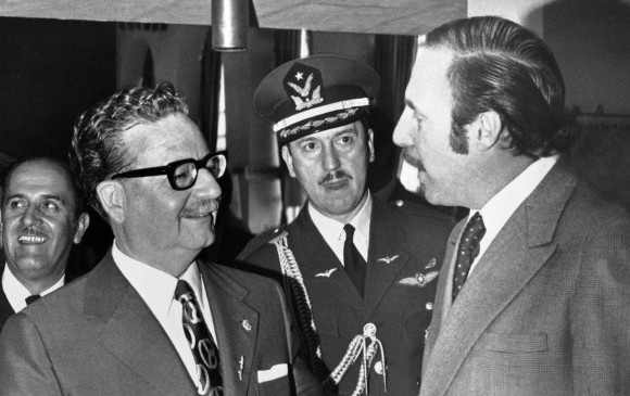 El diplomático Orlando Letelier aparece en compañía del entonces presidente de Chile Salvador Allende, durante una visita oficial del jefe de Estado a Ecuador, en 1971. FOTO archivo-ap