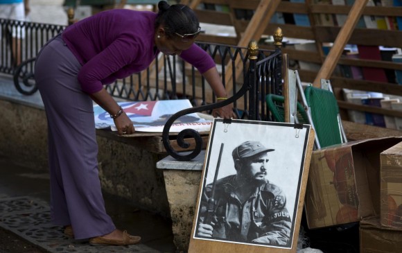 Decenas de artesanos siguen vendiendo las imágenes de Fidel, Camilo y el Che. No se sabe del primero hace meses. FOTO AFP. 