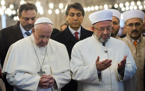 El Papa dio una lección de armonía entre las diferentes religiones. FOTO AP
