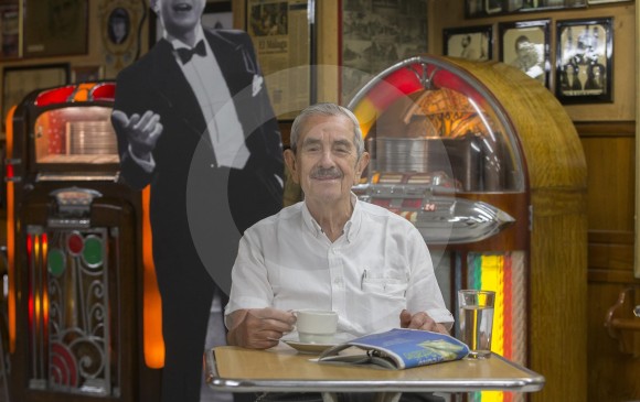 El Salón Málaga fue fundado por Gustavo Arteaga en 1957. Él sigue atendiendo. FOTO Donaldo Zuluaga