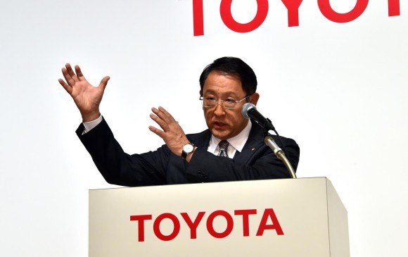 Akio Toyoda, presidente de Toyota, reveló que las marcas del grupo fabricaron también más de 10 millones de autos. FOTO afp