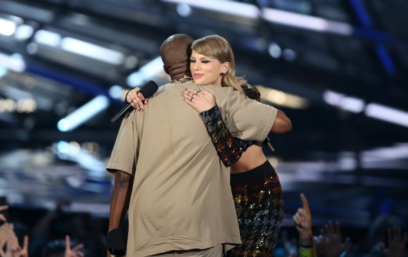Kanye West se disculpó con Taylor Swift por haber interrumpido su discurso de aceptación en el 2009. FOTO AP