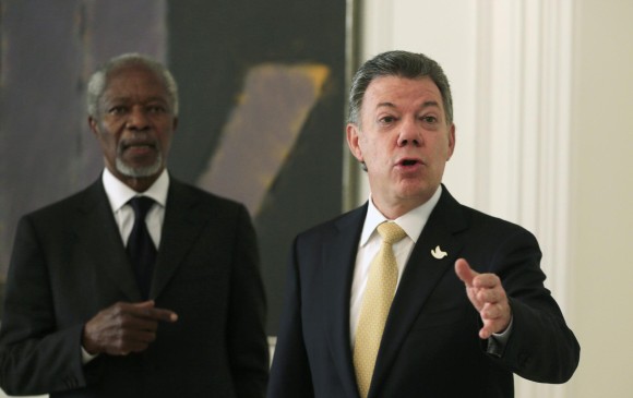 Al término de una reunión con el ex Secretario General de la Organización de las Naciones Unidas (ONU), Kofi Annan, el presidente Juan Manuel Santos pidió a Annan un acompañamiento y apoyo en la negociación que adelanta el Gobierno con la guerrilla. FOTO REUTERS