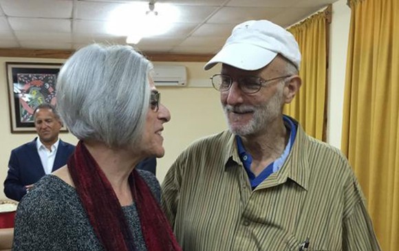 El cooperante estadounidense Alan Gross (der.) habla con su esposa, Judy, poco antes de salir de La Habana este 17 de diciembre de 2014. FOTO REUTERS