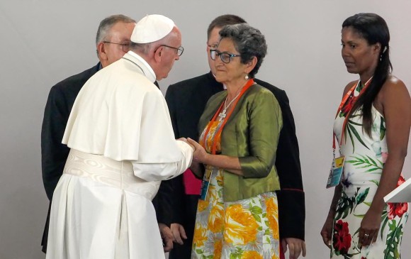 El Papa, conmovido, luego de escuchar el relato de Pastora Mira García quien perdió a su familia en el conflicto.