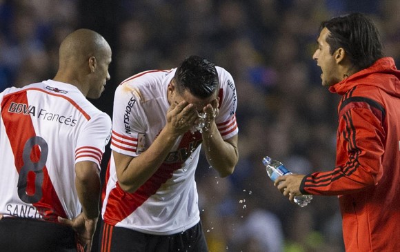 Ramiro Funes Mori fue uno de los cuatro futbolistas que sufrieron quemaduras por gas pimienta en ese partido. FOTO AFP