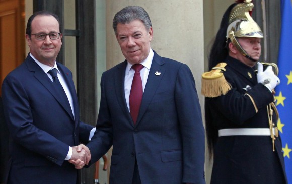 El presidente Juan Manuel Santos se reunió con su homólogo francés, François Hollande. FOTO AP