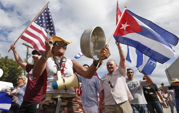Los barrios cubanos de Miami vieron multitudes de disidentes celebrando la muerte de Fidel Castro Ruz a los 90 años. FOTO AP