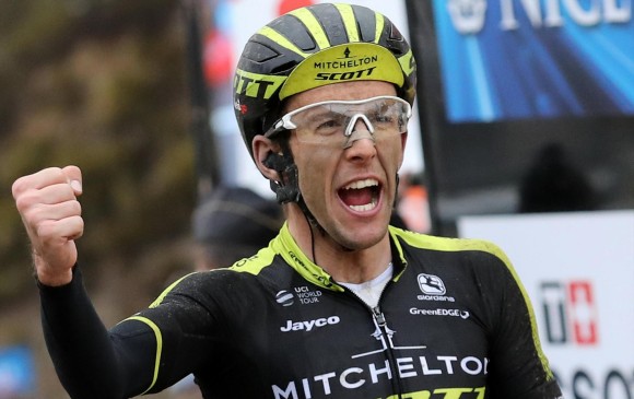 El británico Simón Yates, compañero de Esteban Chaves celebra su victoria en la séptima etapa de la París Niza. FOTO EFE