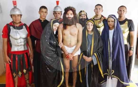 De izquierda a derecha: soldado, apostol Juan, María (madre), soldado, Jesús, Caifas, María Magdalena, Poncio Pilato, María La Veronica y Cayo Flavio. 