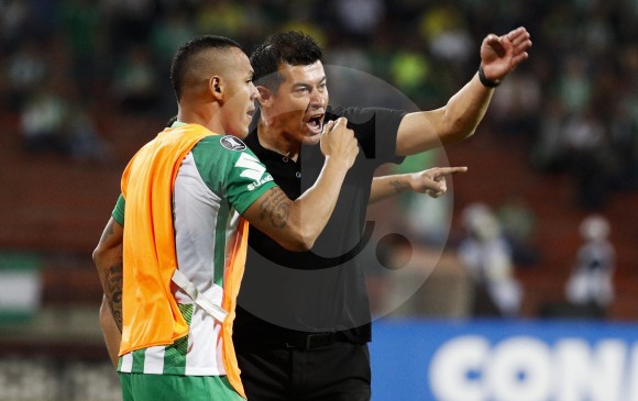 El técnico Jorge Almirón junto a Aldo Leao Ramírez, sufriendo en el banco los últimos minutos de la eliminación de Nacional de la Copa Libertadores frente a Tucumán. FOTO Manuel saldarriaga
