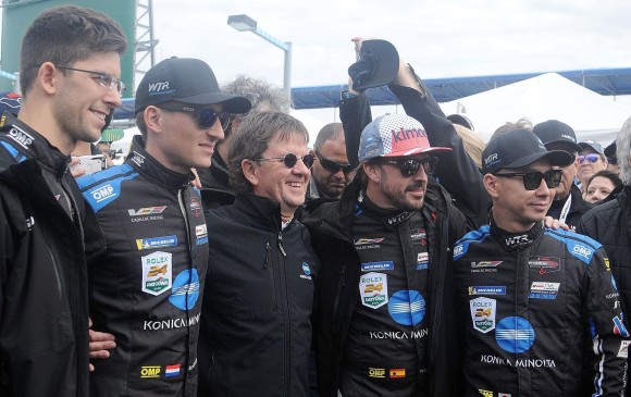 Fernando Alonso y el equipo Cadillac, ganadores de una de las pruebas más importantes del Campeonato de Resistencia, las 24 Horas de Daytona. FOTO EFE 