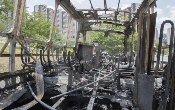 El paro de “los Urabeños” dejó afectaciones en seis departamentos; cinco uniformados y dos civiles murieron en los hechos. En Medellín, colegios y locales comerciales cerraron por el miedo, y quemaron un bus en la Loma de los Bernal. FOTO Róbinson Sáenz.