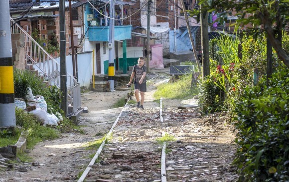 La recuperación del ferrocarril de Antioquia tiene uno de sus mayores retos en el tramo del municipio de Caldas, donde las personas han invadido la vía férrea. Foto: Juan Antonio Sánchez Ocampo