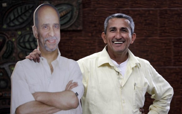 En la mesa de negociaciones, las Farc han mostrado en distintas ocasiones una foto de “Simón Trinidad” de tamaño real, como una forma de exigir su libertad y presencia en Cuba. FOTO AP 